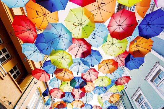 La suggestiva festa portoghese degli ombrelli fluttuanti
