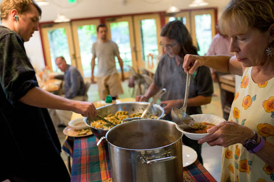 Sempre più in voga il cohousing, adatto a ogni età: si condividono spazi e spese, creando allo stesso tempo importanti relazioni