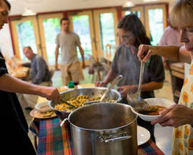Sempre più in voga il cohousing, adatto a ogni età: si condividono spazi e spese, creando allo stesso tempo importanti relazioni