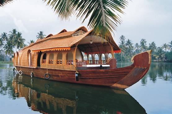 Una delle suggestive imbarcazioni per visitare il Kerala