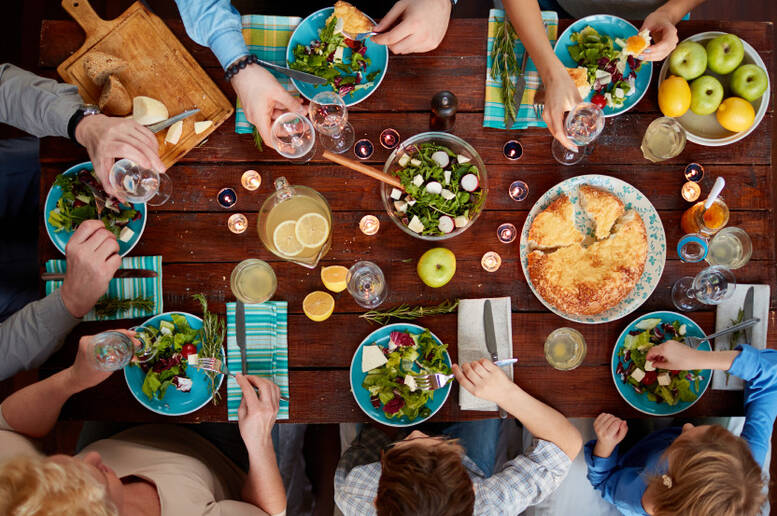 Una cena tra sconosciuti, un'occasione per fare nuove interessanti amicizie