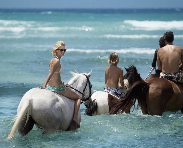 Nuotare con i cavalli: l'esperienza esclusiva proposta dall'Half Moon Resort in Giamaica