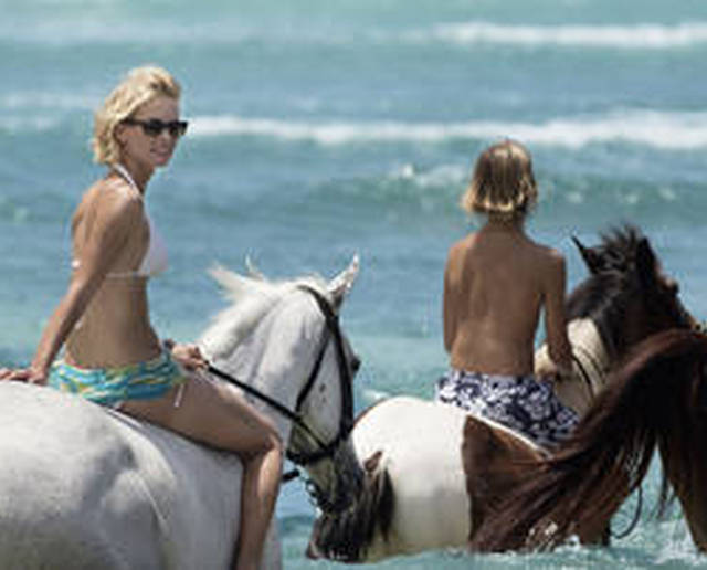 Nuotare con i cavalli: l'esperienza esclusiva proposta dall'Half Moon Resort in Giamaica
