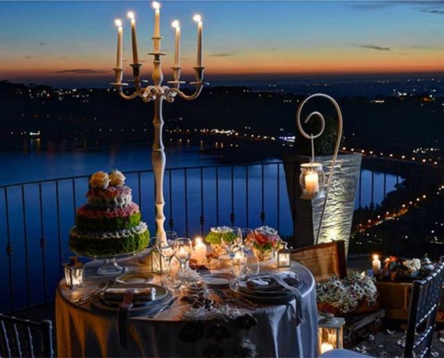 Una cena romantica, coccolati sulle rive del lago Albano