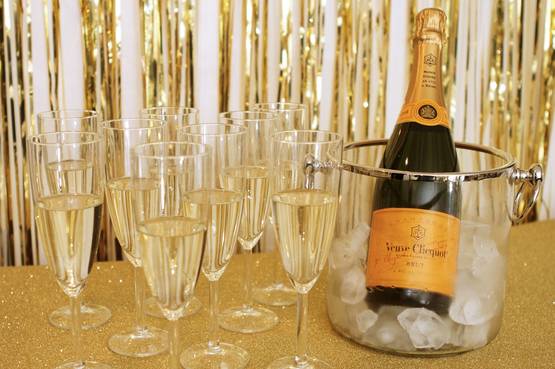 Con un'ottima bottiglia di champagne francese o di spumante italiano, salutare l'arrivo del nuovo anno sarà ancora più bello!