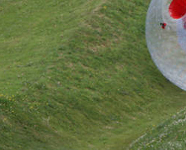 Zorbing: risate ed emozioni rotolando in una palla gigante