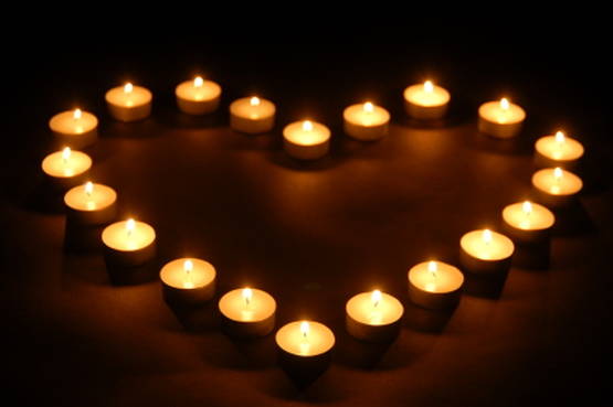 Un grande cuore di candele profumate, che brucia come il vostro amore