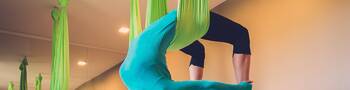 La filosofia della leggerezza dell'antigravity yoga