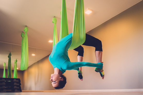 La filosofia della leggerezza dell'antigravity yoga