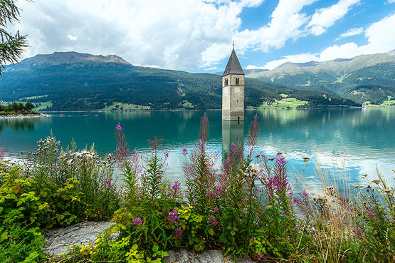 Il suggestivo, antico campanile sommerso nell'acqua