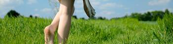 Camminando a piedi nudi sull'erba in un rigenerante parco sensoriale