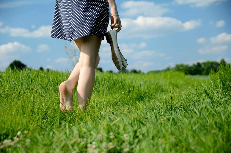 Camminando a piedi nudi sull'erba in un rigenerante parco sensoriale