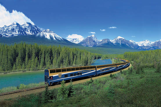 Sul treno trasparente, nel cuore delle montagne rocciose del Canada